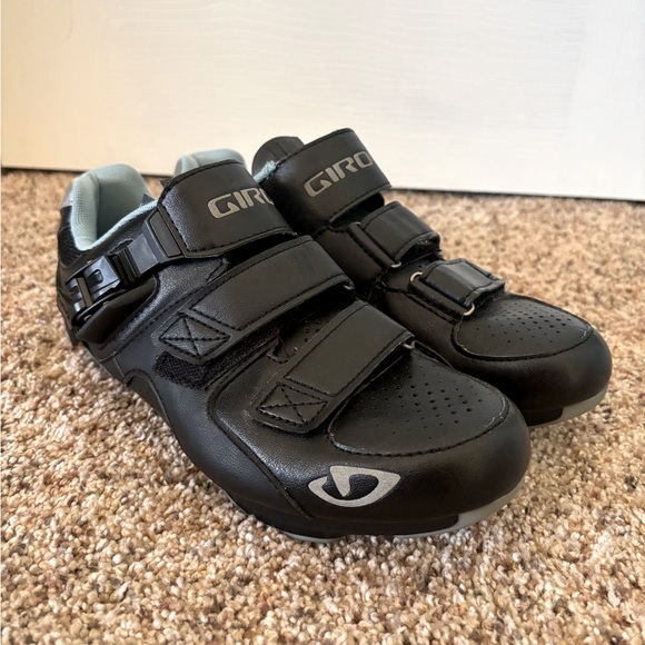 Giro Reveille Cycling Shoes EUC 4-Pin + SPD Cleats Black/Blue • EU 40 / US 8 - Picture 1 of 4